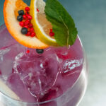 Cocktail violet avec rondelle de citron
