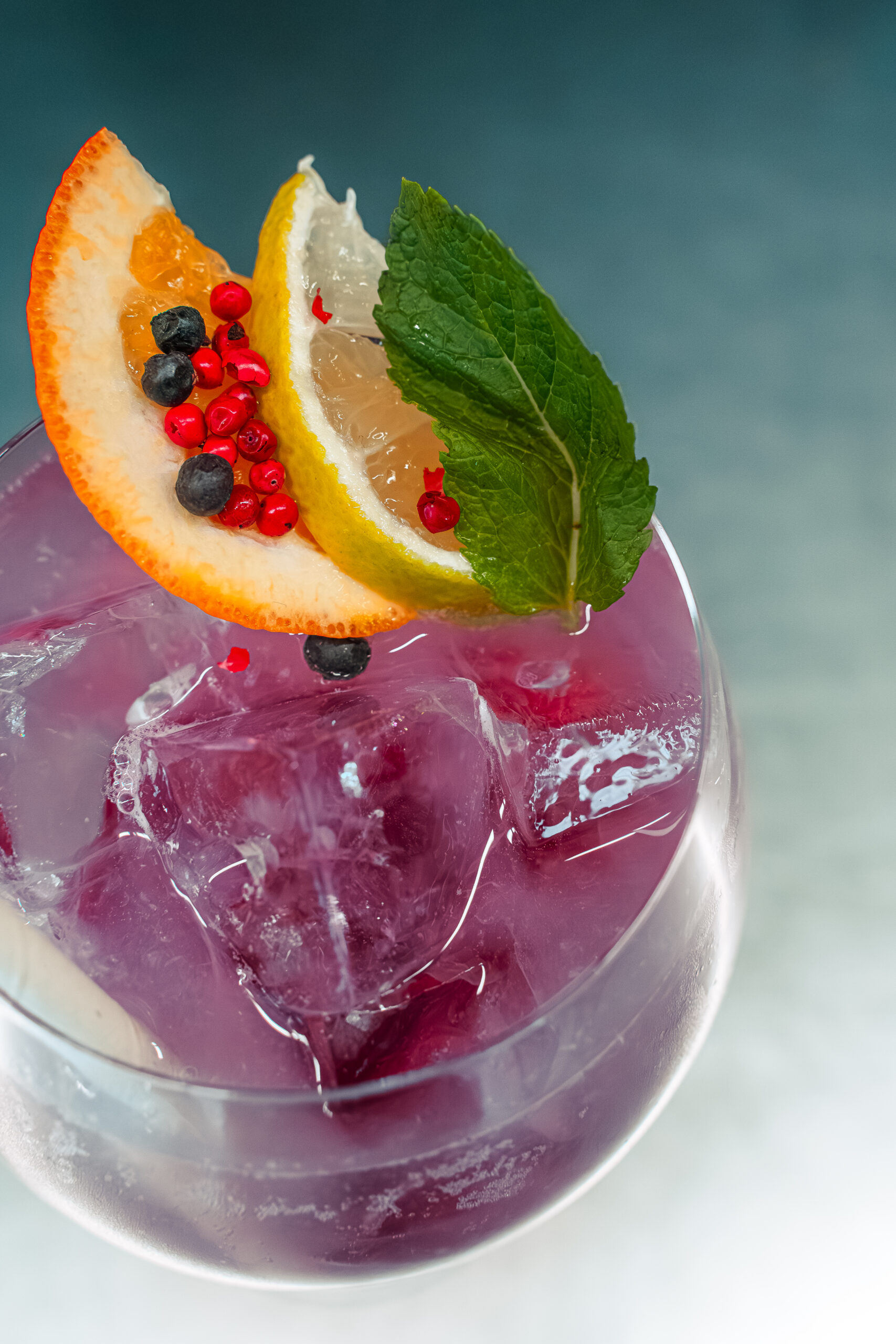 Cocktail violet avec rondelle de citron