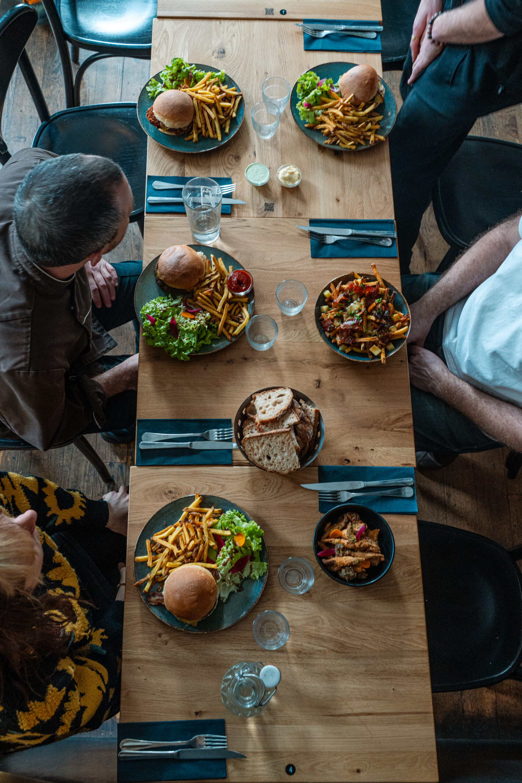 L'équipe du restaurant à table
