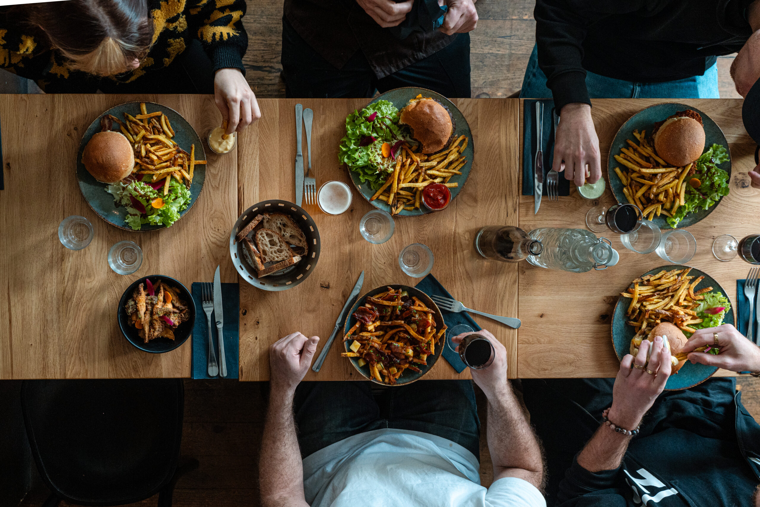 Table avec assiettes servis