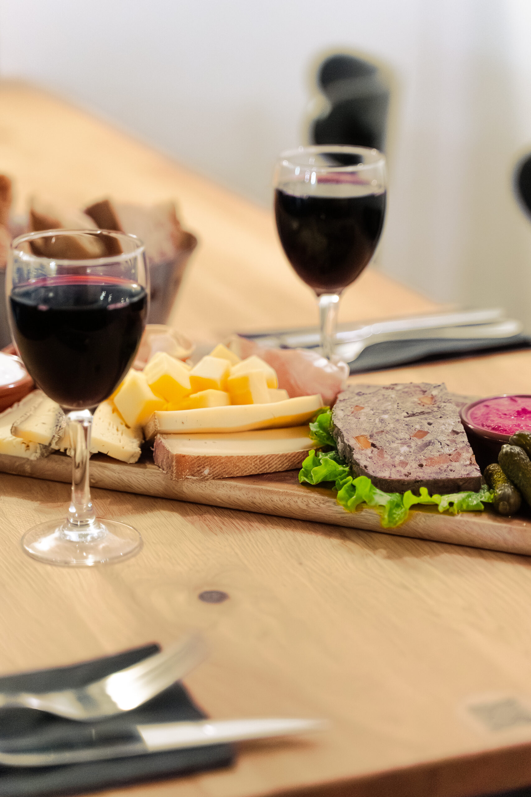 Verres de vin avec une planche apéro